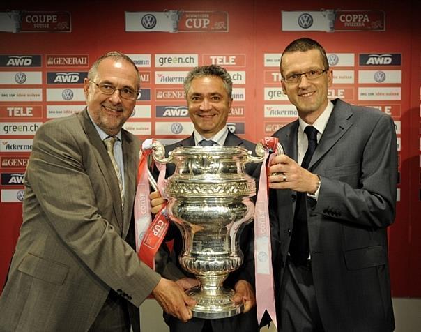 Volkswagen wird Presenting Sponsor des Schweizer Fussball Cups (v.l.n.r Peter Gilliéron SFV, Domenico Gaito VW, Robert Breiter SFV). Foto: VW / AMAG